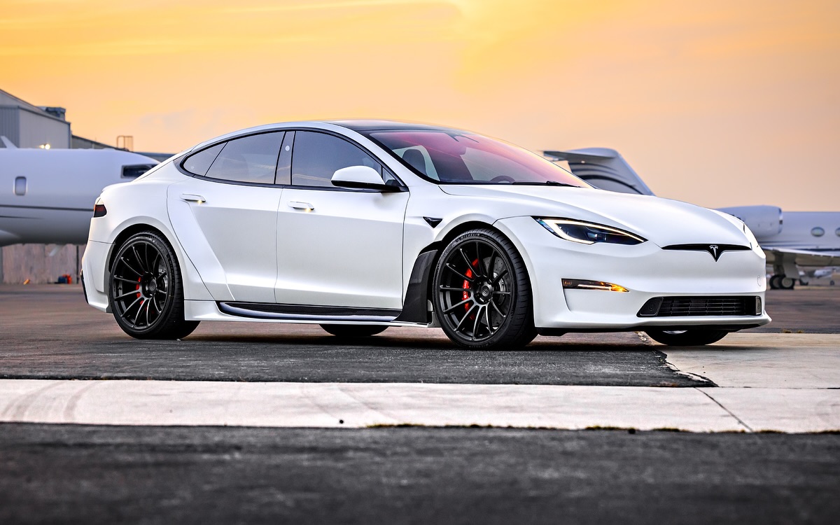 Konšpirátor Joe Rogan vlastní luxusnú Teslu S Plaid. Firma, ktorá auto upravila, sa ním pochválila na internete