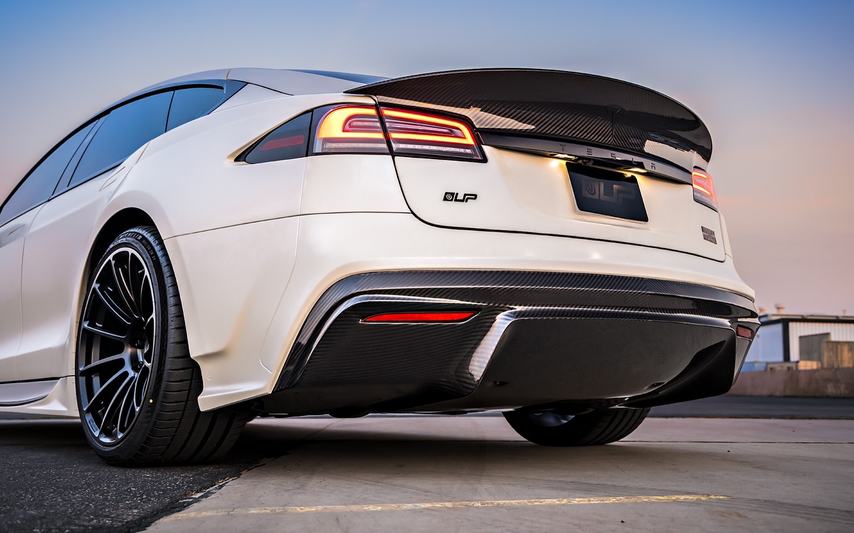 Konšpirátor Joe Rogan vlastní luxusnú Teslu S Plaid. Firma, ktorá auto upravila, sa ním pochválila na internete