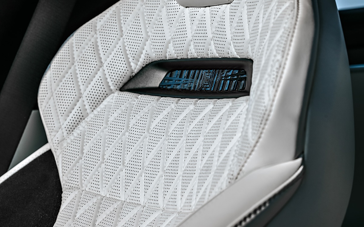 Konšpirátor Joe Rogan vlastní luxusnú Teslu S Plaid. Firma, ktorá auto upravila, sa ním pochválila na internete