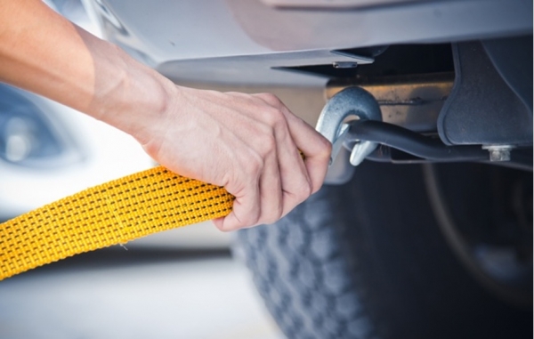 V prvom rade je potrebné rešpektovať zákon. Ten hovorí, že vliecť, resp. ťahať, vozidlo sa smie iba vtedy, ak má účinné brzdy a riadenie. Pokiaľ nemôžete naštartovať motor, musíte počítať s tým, že riadenie aj brzdy si síce určitú účinnosť zachovajú, ale určite prídete o posilňovače. Tu však dochádza k určitému rozporu, nakoľko zákon nedefinuje, do akej miery majú byť riadenie a brzdy účinné. Z hľadiska bezpečnosti vám preto jednoznačne odporúčame odťahovú službu. A ak nie ste skúsený vodič, na vlečenie rovno zabudnite a radšej zavolajte odťahovku.