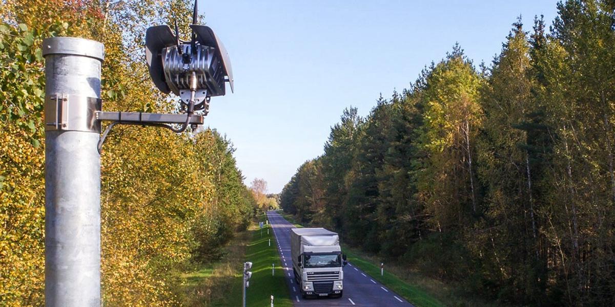 Jenoptik, ilustračná fotografia, stacionárny radar na ceste zaznamenáva rýchlosť nákladného vozidla s návesom