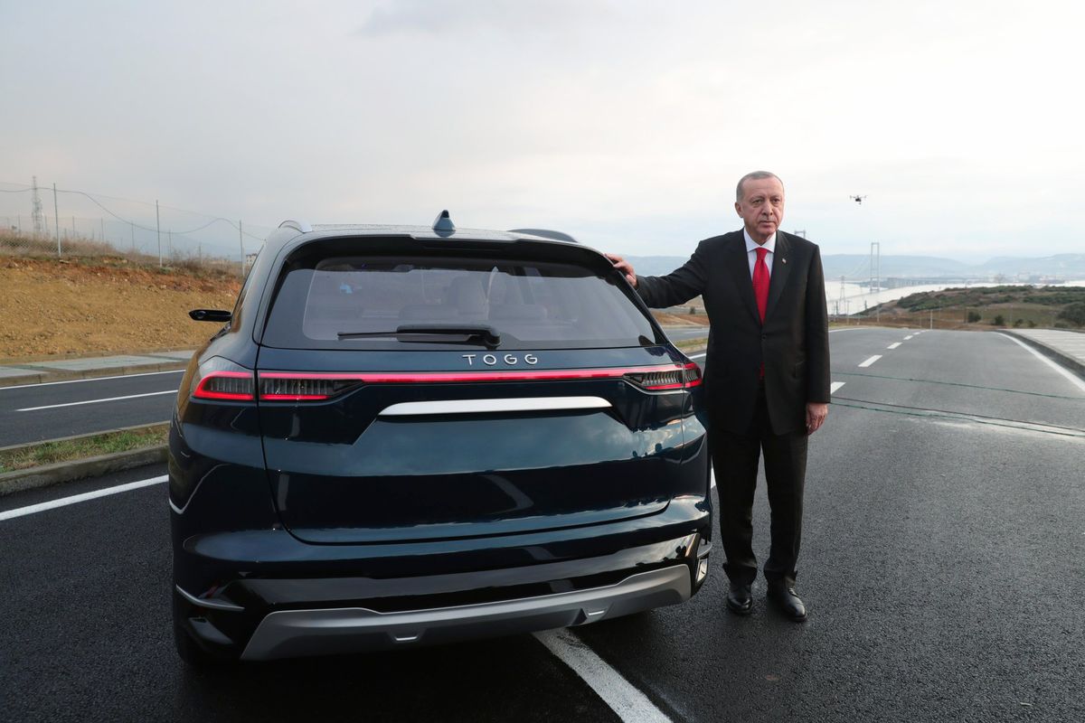 Turecký prezident Recep Erdogan pred konceptom SUV tureckej automobilky TOGG. 
