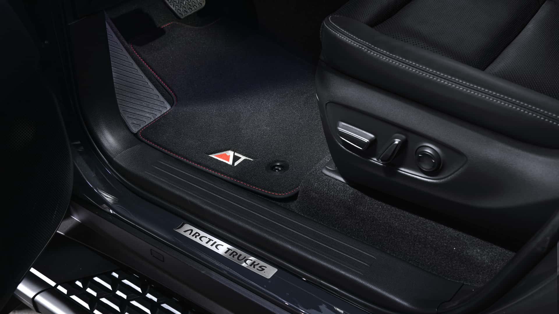 Zdá sa vám nová Toyota Land Cruiser nudná? Takto ju dokážu vylepšiť do terénu na Islande