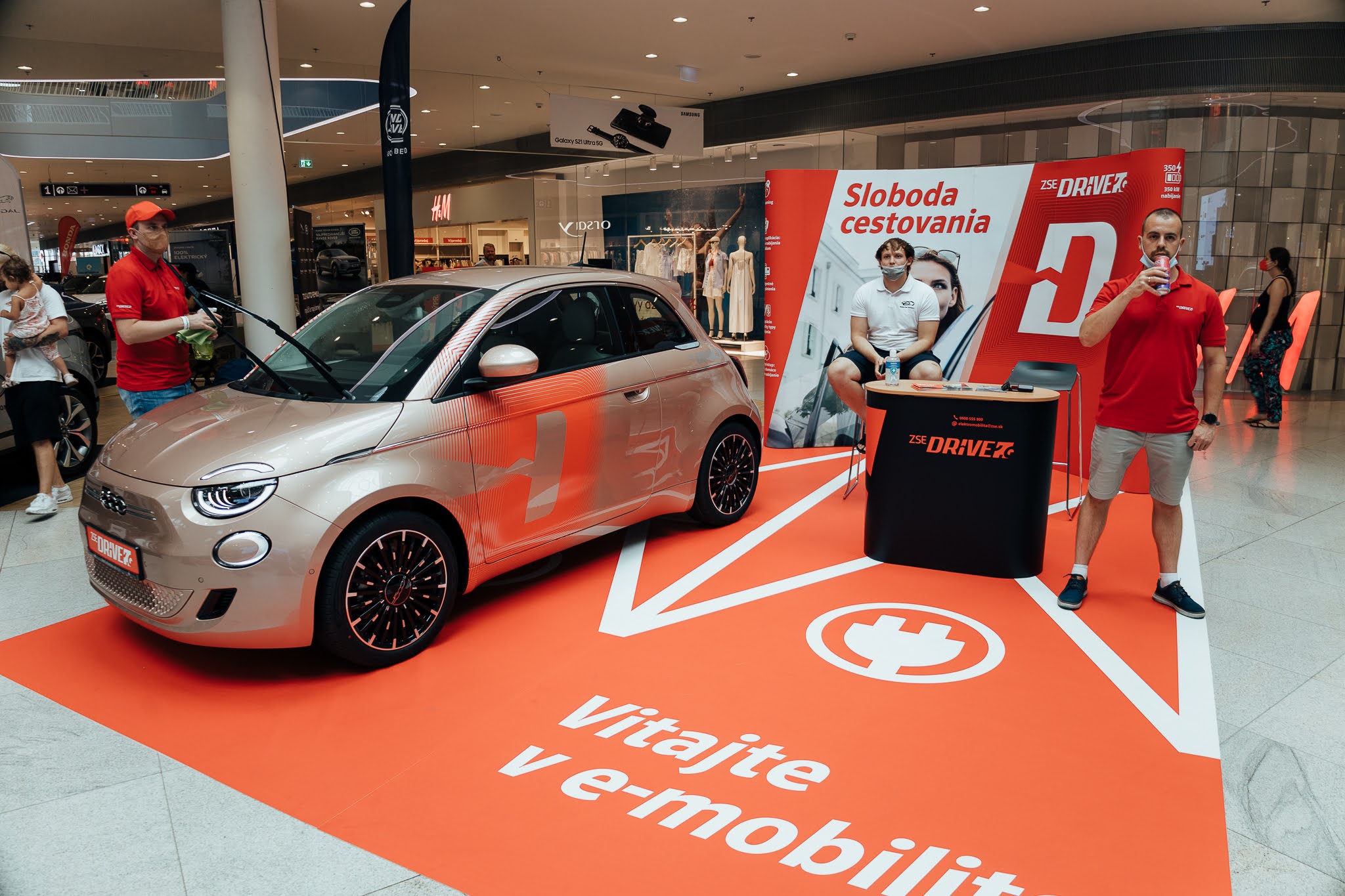 Salón elektromobilov 2021 potvrdil stále zvyšujúci sa záujem o elektromobilitu, návštevníci spravili viac ako 600 jázd