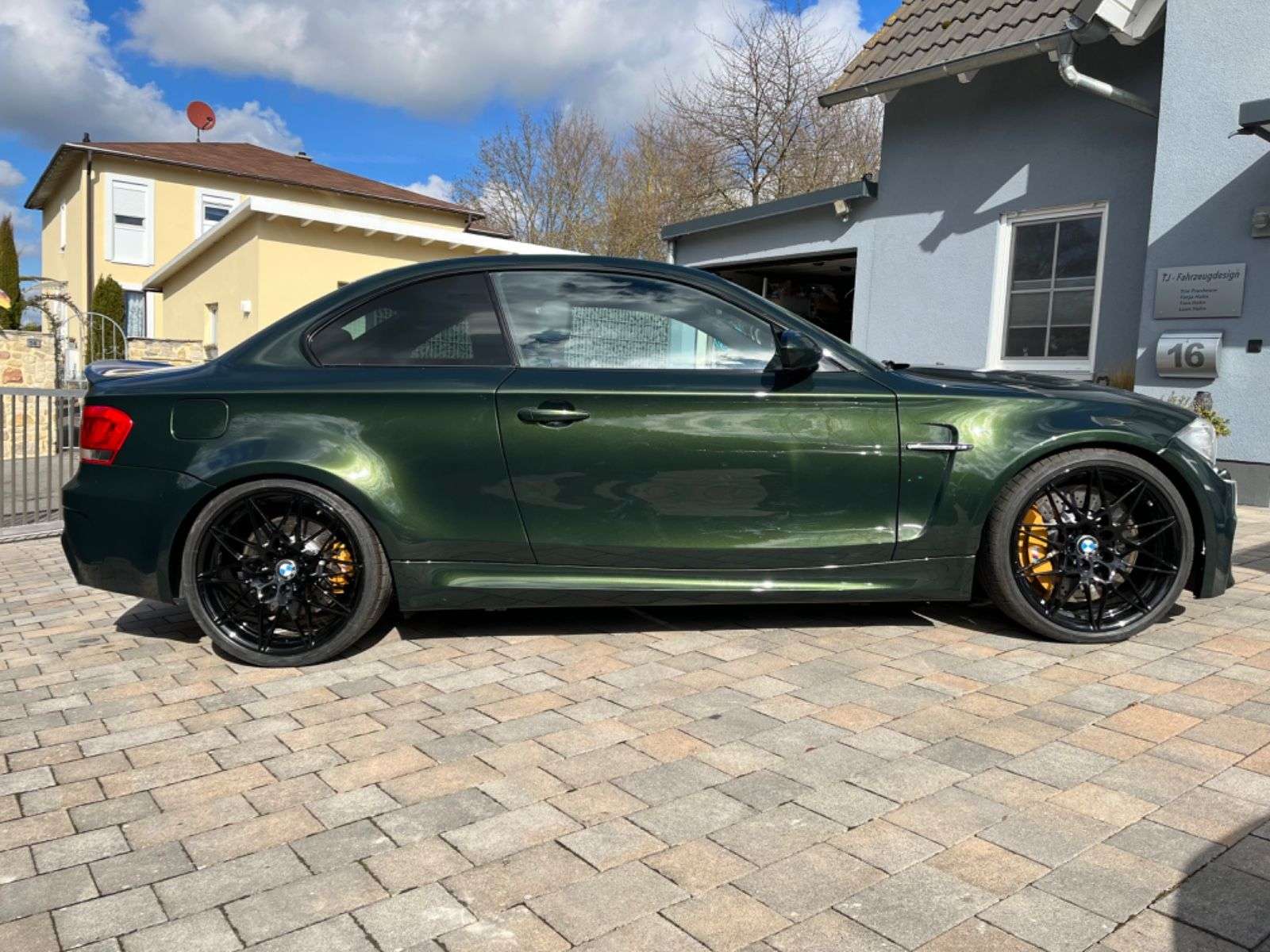 Do malého BMW dali motor s výkonom 650 koní, takto to vyzerá!