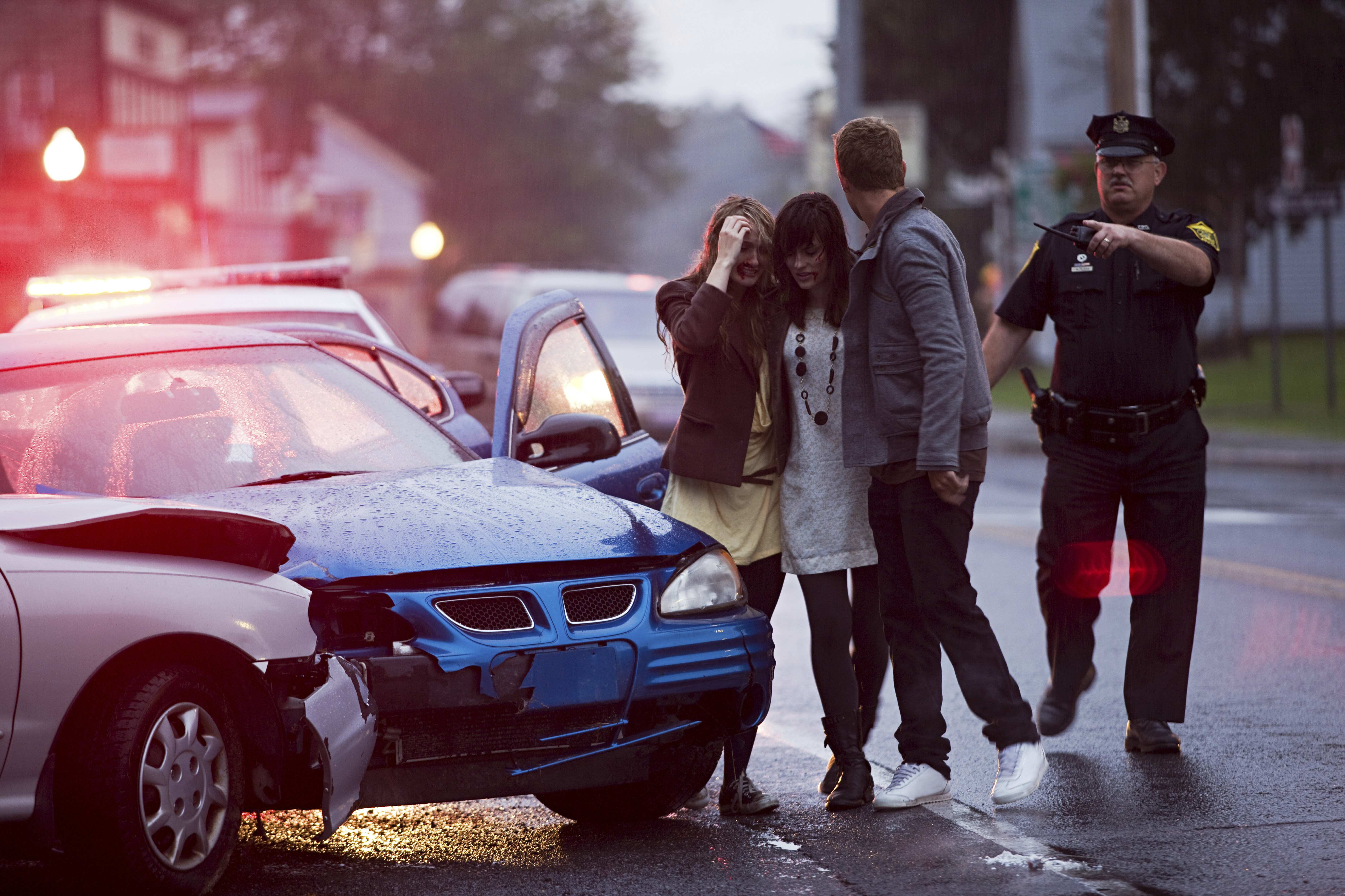 Autobazar.EU. Políciu k nehode nemusíte volať, ak ste sa s druhým účastníkom dohodli na zavinení a nikto neprišiel k úrazu. Ak máte podozrenie z požitia alkoholu, užívania drog alebo sa s vinníkom nedá dohodnúť, políciu volajte určite. Môžete využiť číslo 112.