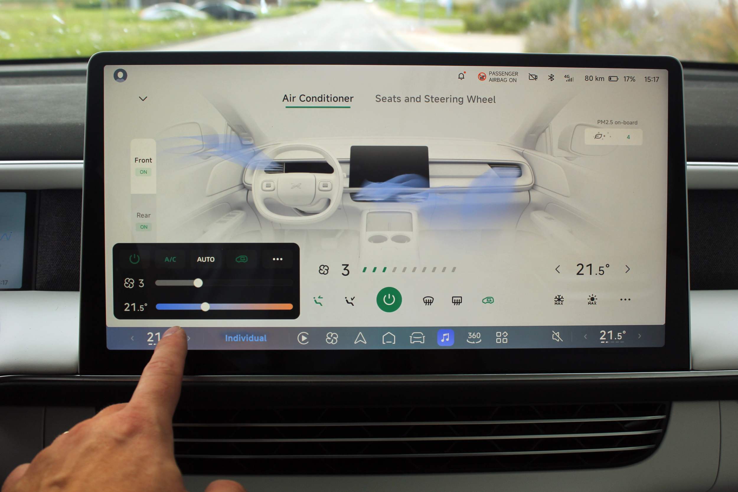 Autobazar.EU. Centrálna obrazovka v crossoveri XPENG G6 obsahuje aj ovládacie panely klimatizácie, svetiel a dokonca ja vonkajších spätných zrkadiel. Systém je však rýchly a spoľahlivý.