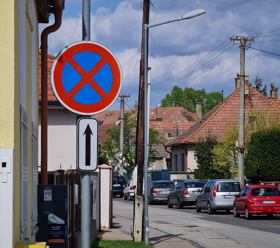 E. Stríž | Dopravná značka Zákaz zastavenia s vyznačenou šípkou platnosti