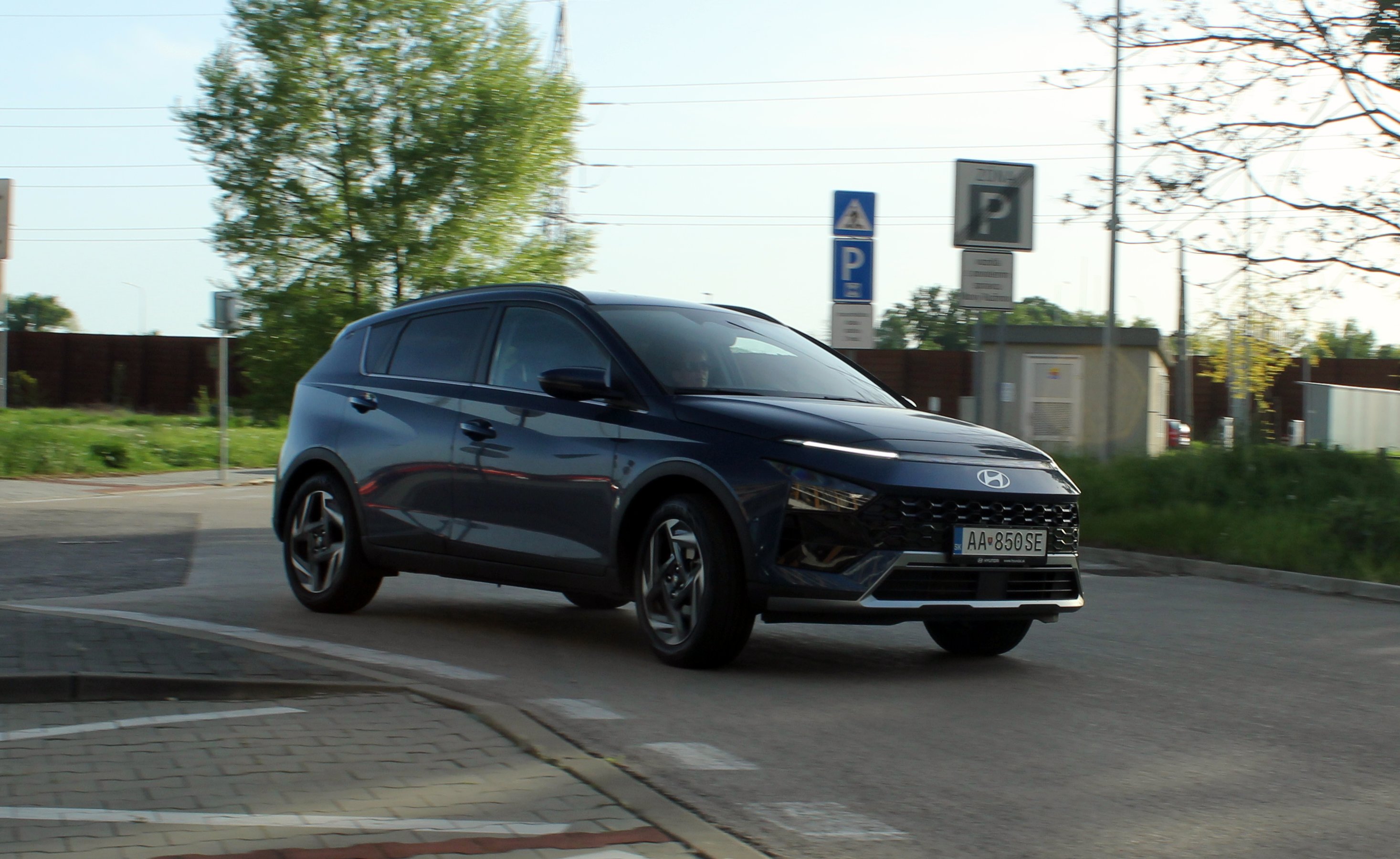 Autobazar.EU. Hyundai Bayon je malé auto, aj keď ho výrobca zaraďuje medzi crossovery. Jednolitrový trojvalec 1.0 T-GDi je zároveň mild-hybrid, teda elektrifikácia mu pomáha len veľmi mierne, v praxi takmer zanedbateľne. Vďaka systému MHEV však spĺňa moderné emisné normy.