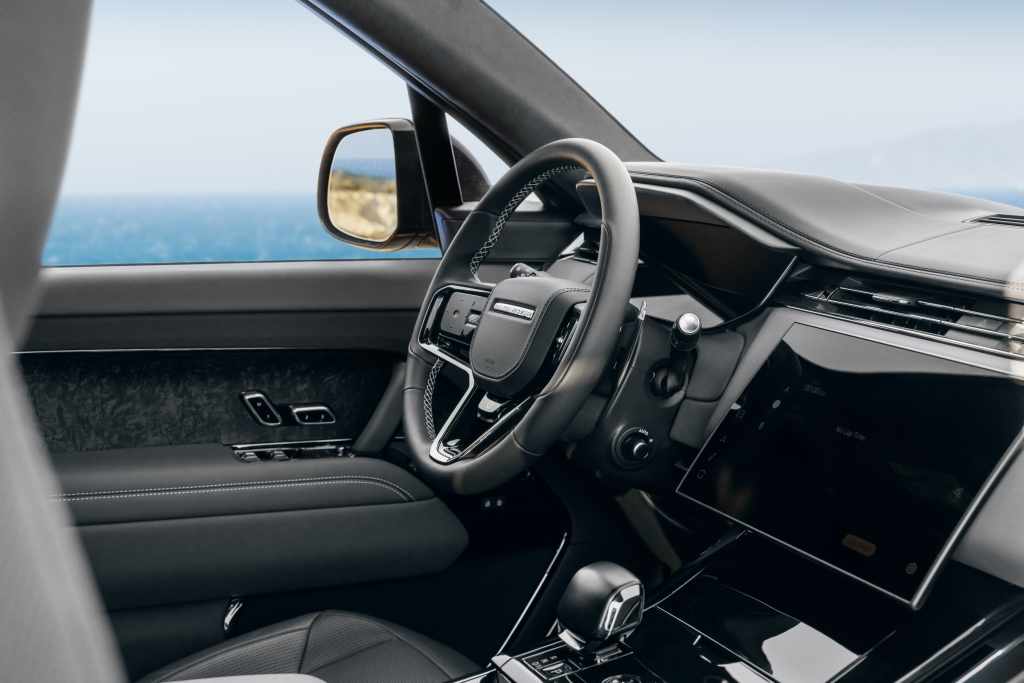 Range Rover. Karbónové prvky v celom exteriéri aj interiéri predstavujú poctu výkonnému zameraniu vozidla. V rovnakom duchu pokračujú aj sedadlá s koženými poťahmi Lunar a Ebony s opierkami hlavy Ebony 3D Knit. Model Range Rover Sport SV Bespoke Nocturne sa do 26. júla predstaví v priestoroch Range Rover House Mykonos a následne sa začne jeho predaj.