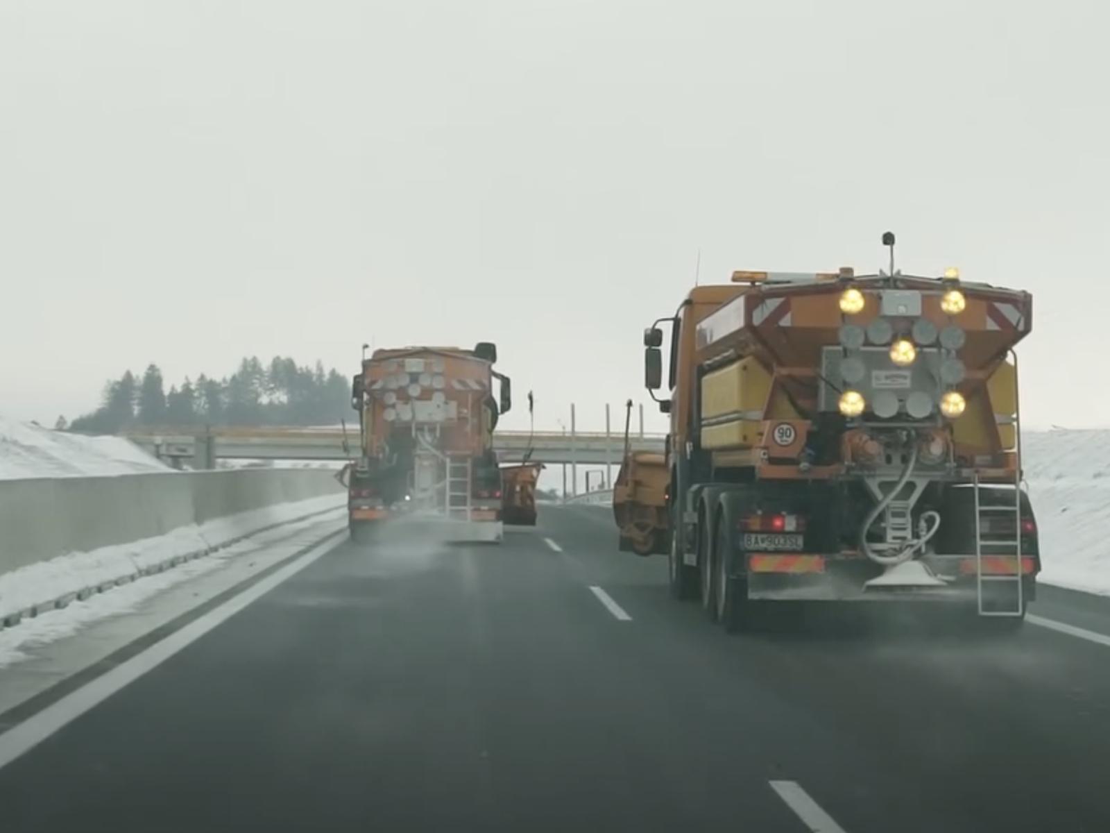 20260901110149 SnUomkaobrazovky2026 01 09o11.52.52 Posýpače: Kedy ich na diaľnici nepredbiehať?