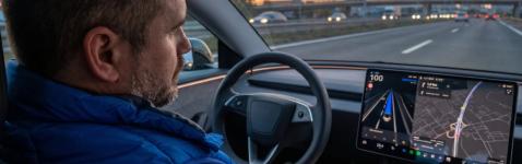 Je už aj na Slovensku. Môžete so schváleným autopilom od Tesly jazdiť pod vplyvom alkoholu či pozerať do mobilu? VIDEO