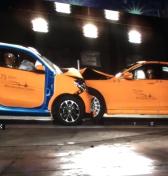 Smart exceluje v čelnej zrážke s Mercedesom S-class!