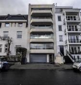 Tento muž kúpil 2 Smarty, aby mu nestáli pred garážou!