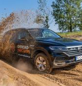 V Spojenom kráľovstve zakázali reklamu na terénne auto, pretože jazdilo v teréne (podcast)