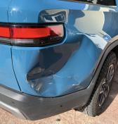 Nabudúce si už kúpi normálne auto. Poisťovňa mu odmietla preplatiť 19-tisíc eur za opravu malého „ťukanca“  