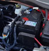 Časovaná pasca. Za výmenu autobatérie si autorizák účtuje 670 eur. Vymeniť ju za vlastnú znamená stratiť záruku