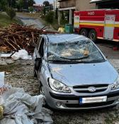Čo robiť, ak auto poškodí búrka, krúpy alebo povodeň? Kto preplatí opravu škôd?