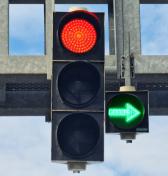 Vodiči, pred vycestovaním pozor: Zelená šípka na semafore u susedov platí inak, ako u nás. Fix novelou zákona už pripravujú