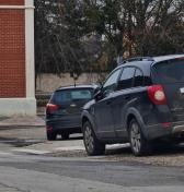 Stoja pri priechode, čím ohrozujú deti. Tvrdia, že im to zákon dovoľuje. Vysvetľujeme predpisy