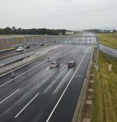 Motoristi sa na D1 dočkajú prvého plnohodnotného štvorpruhu. Pred nami je posledná veľká uzávera komunikácie pri Bratislave