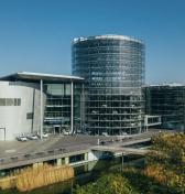 Výroba VW v Drážďanoch končí, zamestnancom ponúka 30 000 €, mnohí však nesúhlasia