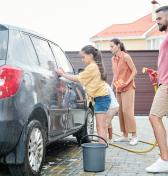 Za umytie auta na svojom parkovisku dostali pokutu, udala ich suseda. Toto hovorí náš zákon o umývaní auta na dvore, príjazdovke či parkovisku pred bytovkou