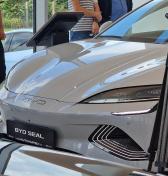 Koľko zarábajú na každom aute BYD, VW, BMW a Mercedes, je varovným signálom aj pre Bratislavu