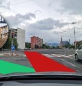 Odbočíte tu vľavo, aj keď svieti červená? Zmätočné značenie je vraj v poriadku