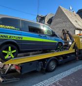 Mužovi (36) v Kamenici zhabali Mercedes za polepy podobné policajným. Pri bytovej prehliadke našli technické vybavenie pre falzifikáciu policajných áut