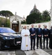 Najnovší prírastok do pápežskej garáže je BMW iX s najdlhším dojazdom