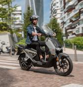 Prečo nechávajú motorkári zapnuté smerovky aj keď idú rovno? Odpoveď dáva zmysel, mali by ju poznať všetci vodiči