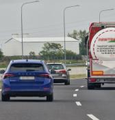 Vodiči kamiónov podceňujú predpis a ohrozujú ostatných. Doplatili na to už aj naši policajti