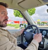 Prečo sa autopilota v aute bojíme, ale vodičov s cigaretou a mobilom nie? Psychológia za volantom nepustí