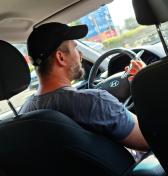 Taxikár povedal, že sa pripútať nemusia, po jazde dostali pokutu všetci