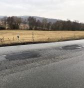 Správa ciest opraví poškodenú cestu cestu I/21, doteraz ju opravovali najmä studenou asfaltovou zmesou