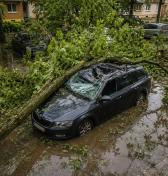 Poškodili vám auto krúpy, búrka alebo povodeň? Zistite, čo preplatí poisťovňa a ako správne postupovať