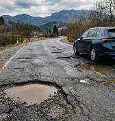Poškodil vaše auto skrytý výtlk po zime? Kto je zodpovedný za škodu a ako sa brániť