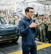 Šéf automobilky so stratou 3 miliardy eur si vyplatil odmenu 344 miliónov. 