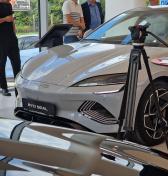 Clá nestačia, na stole je expliticný zákaz výroby áut čínskymi automobilkami