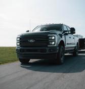 Ford Super Duty Carhartt ukazuje spojenie drsného pick-upu s drsným pracovným oblečením