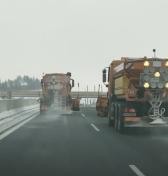 Poznáte svetelné symboly posýpačov? Kedy ich na diaľnici nemôžete predbehnúť?