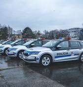 Polícia má nové autá s kontroverznými polepmi. Ministerstvo vnútra v čase konsolidácie obnovuje vozový park