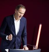 Šéf skupiny Volkswagen Oliver Blume vlani zarobil 7,4 milióna eur, zisk firmy sa prepadol na polovicu