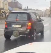 Vodič si ako vtip na auto pripevnil protitankovú mínu, mala zabrániť škodovej udalosti pri parkovaní