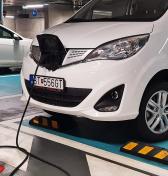 Využili príležitosť a autá si nabíjali za mínusový tarif, využili nedostatok „zelenej“ elektriny