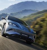 Tesla už nie je najpredávanejšou značkou elektromobilov, prekonala ju značka dostupná aj u nás