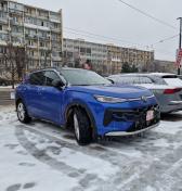 Nechali ste naštarované na voľnobeh, zatiaľ čo ste oškriabali auto? Dnešným motorom tak skôr škodíte