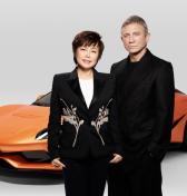Tvárou novej automobilky Denza je herec Daniel Craig, ponúka kombi jazdiace bokom