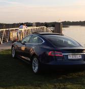 Tesla v Európe spúšťa funkciu plného autonómneho riadenia, na Slovensku tomu bráni legislatíva aj stav ciest
